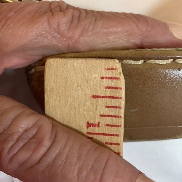 Born size 10 gold sandals with slight heel - Picture 9 of 10